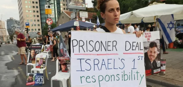 في اسرائيل اهالي الاسرى يهددون نتنياهو