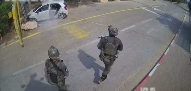 بعد اقتحام مستوطنة بئيري.. شاهد فيديو يعرض لأول مرة لـ جنود إسرائيليون يطلقون النار على سيارة مسلحين من حماس