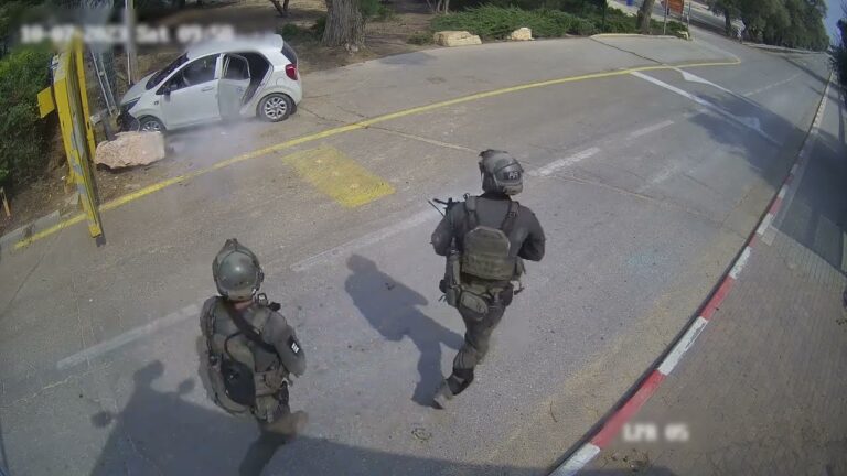 بعد اقتحام مستوطنة بئيري.. شاهد فيديو يعرض لأول مرة لـ جنود إسرائيليون يطلقون النار على سيارة مسلحين من حماس