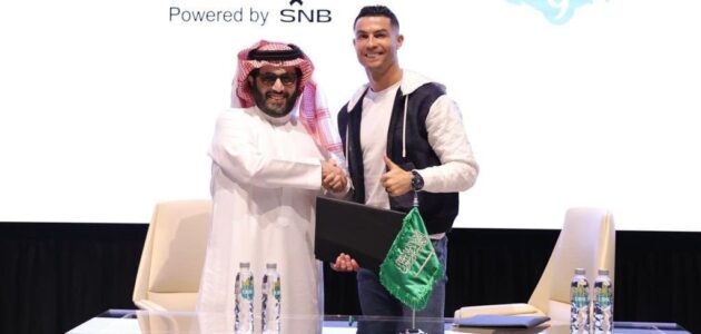 تركي آل الشيخ يوقع عقد رعاية بين شركة رونالدو للمياه وموسم الرياض