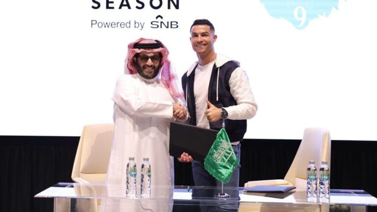 تركي آل الشيخ يوقع عقد رعاية بين شركة رونالدو للمياه وموسم الرياض