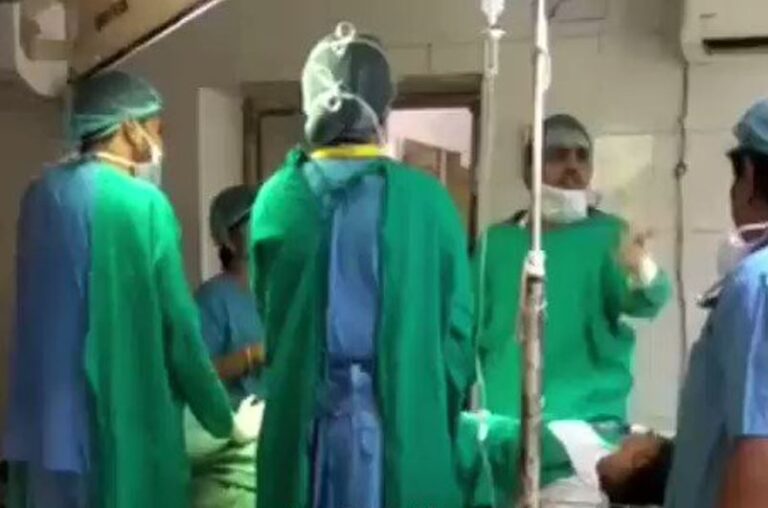 تسريب مقطع فيديو يظهر جدالًا غير مألوف بين طبيبين خلال عملية جراحية في الهند