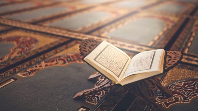 تفسير قراءة القرآن في المنام ومعناه في جميع الأحوال