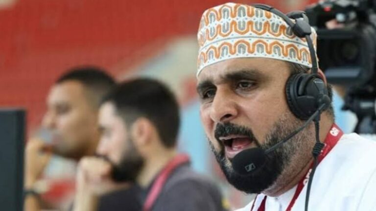 خليل البلوشي يبكي على شهداء فلسطين خلال مباراة برشلونة وشاختار
