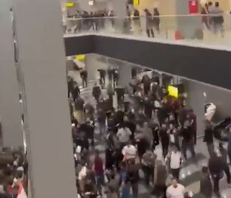 شاهد.. اقتحام مؤيدين لغزة مطار محج قلعة الدولي في داغستان بحثًا عن يهود