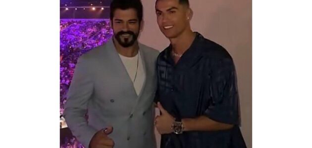 شاهد النجم التركي بوارك يلتقط صورة تذكارية مع رونالدو في موسم الرياض
