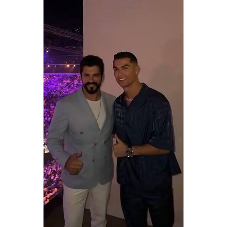 شاهد النجم التركي بوارك يلتقط صورة تذكارية مع رونالدو في موسم الرياض