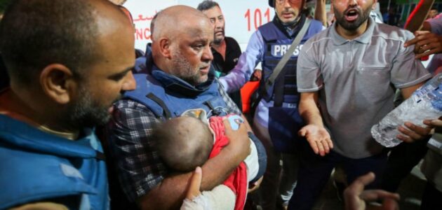 بكاء مذيع الجزيرة وهو ينقل خبر مقتل عائلة مراسل القناة وائل الدحدوح