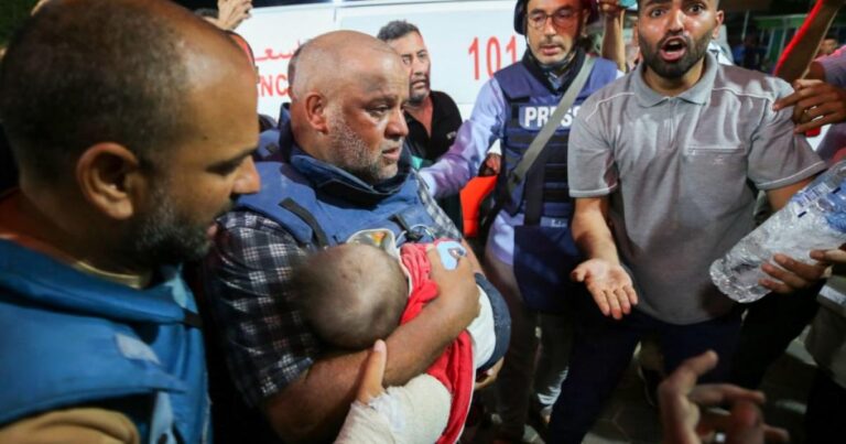 شاهد تأثر مذيع الجزيرة وهو ينقل خبر مقتل عائلة مراسل القناة وائل الدحدوح