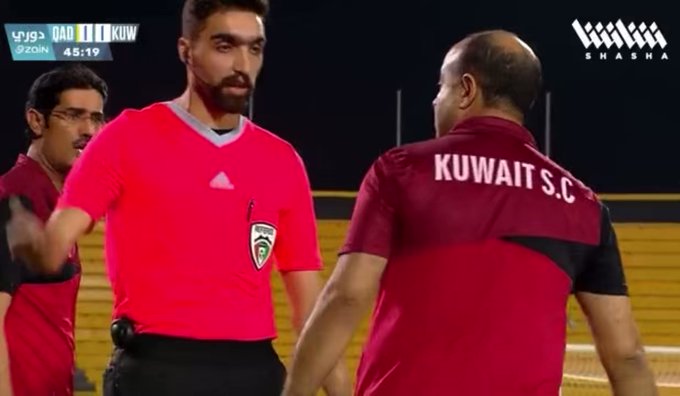 شاهد.. عادل علقة يهدد حكم مباراة القادسية ويغادر الملعب