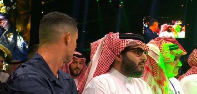 شاهد كريستيانو رونالدو ورئيس الهلال يتبادلان الحديث في حفل افتتاح موسم الرياض