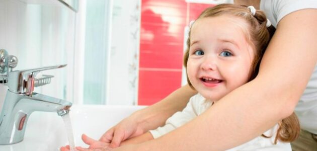 عادات صحية يجب تعليمها الاطفال وأهم النصائح للتعامل مع الطفل