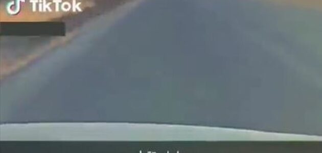 فتاة تفاجئ قائد سيارة وتعرض حياتها للخطر على الطريق السريعة