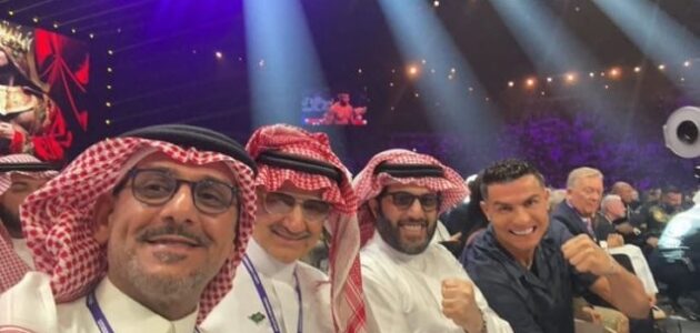 صورة تجمع رونالدو والأمير الوليد بن طلال وتركي آل الشيخ في موسم الرياض