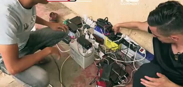 في ظل القصف وانقطاع الكهرباء.. شاهد هكذا يشحن الغزاويون هواتفهم