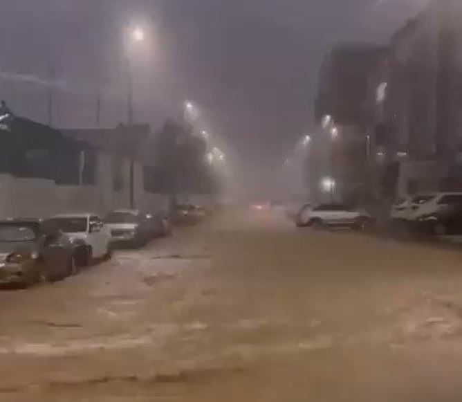 فيديو.. أمطار غزيرة وسيول تجتاح جدة