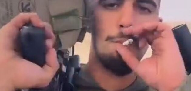 فيديو استفزازي لجنود إسرائيليين يدخنون السجائر ويتوعدون حماس