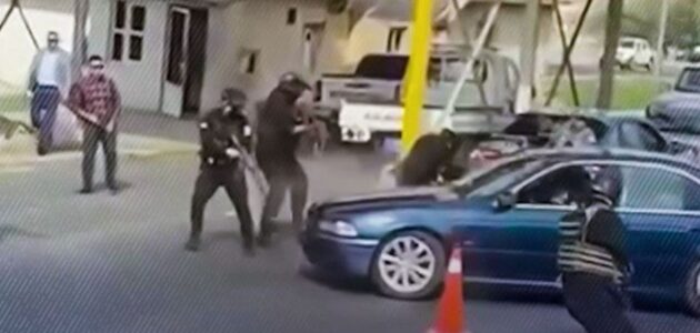 فيديو.. اشتباك مسلح بين الشرطة وعصابة لتهريب المخدرات في العراق