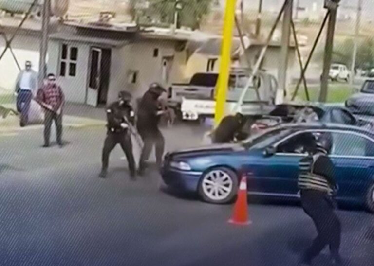 فيديو.. اشتباك مسلح بين الشرطة وعصابة لتهريب المخدرات في العراق