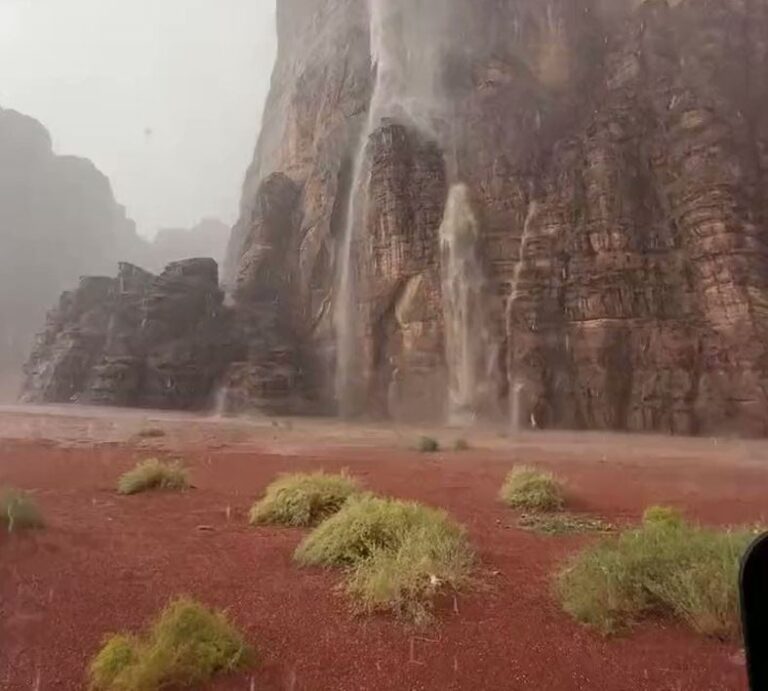 فيديو.. سيول وشلالات بجدة تبوك تجذب الزوار بعد هطول الأمطار