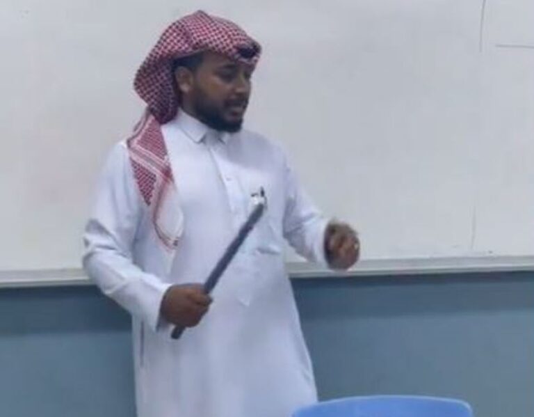 فيديو متداول.. إبداع معلم لمادة الفنون في صنع آلة موسيقية مع طلابه