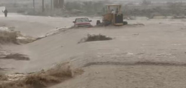 فيديو.. مواطن ينقذ عائلة من الغرق في سيول المخواة باستخدام شيول