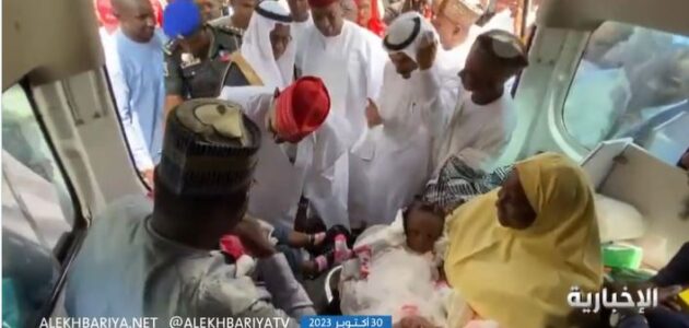 فيديو.. والدة التوأم السيامي النيجيري تسجد وتبكي فرحاً بنقلهما إلى الرياض لإجراء عملية الفصل