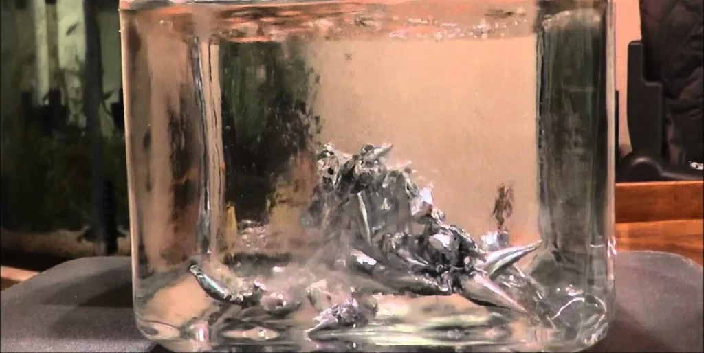 الماء المطفي فيه الحديد الساخن