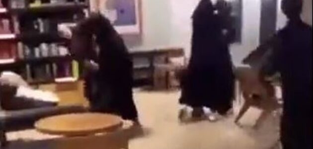 مشاجرة عنيفة بين فتيات داخل مقهى ستاربكس تثير جدلاً واسعًا على مواقع التواصل الاجتماعي