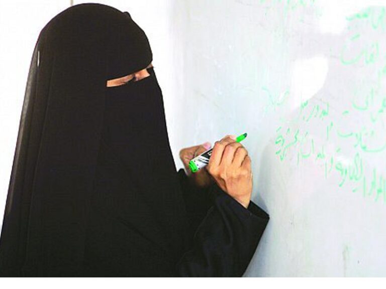 معلمة تروي تفاصيل اكتشافها صدفة زواج صديقتها بالسر من زوج جارتها
