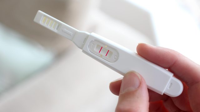 نزلت منها افرازات بنية بعد التبويض وحملت