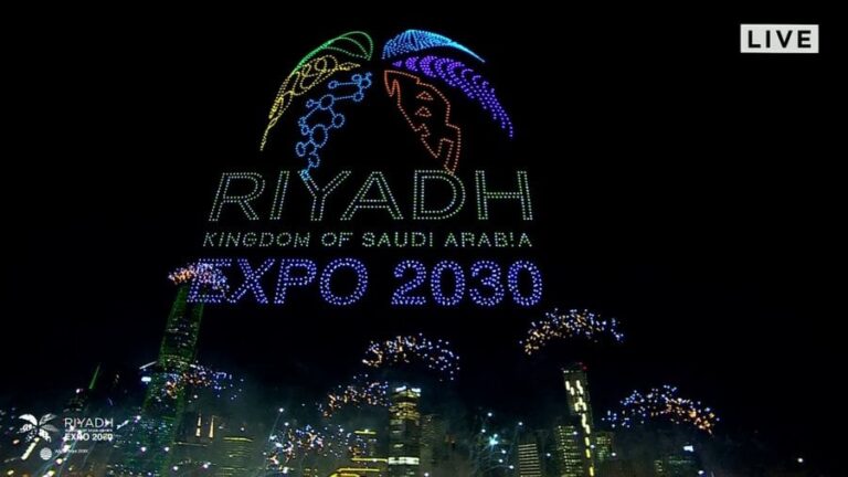 ألعاب نارية وفرحة عارمة.. شاهد المواطنون يحتفلون بفوز المملكة باستضافة إكسبو 2030 بشوارع الرياض