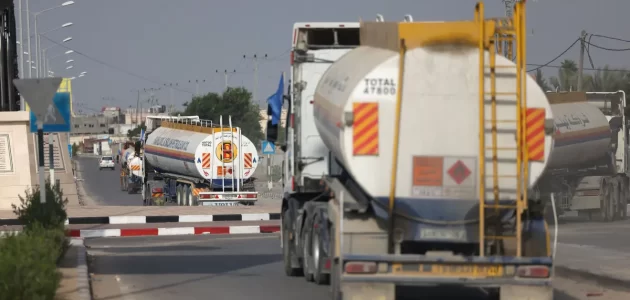 أول شاحنة وقود تدخل غزة منذ اندلاع الحرب عبر معبر رفح