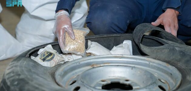 إحباط تهريب 852 ألف حبة كبتاجون مخبأة في إطار احتياطي وخزان وقود بمنفذ الحديثة