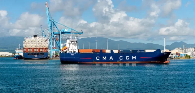 إصابة سفينة مملوكة لملياردير إسرائيلي بـ مسيرة أيرانية في المحيط الهندي