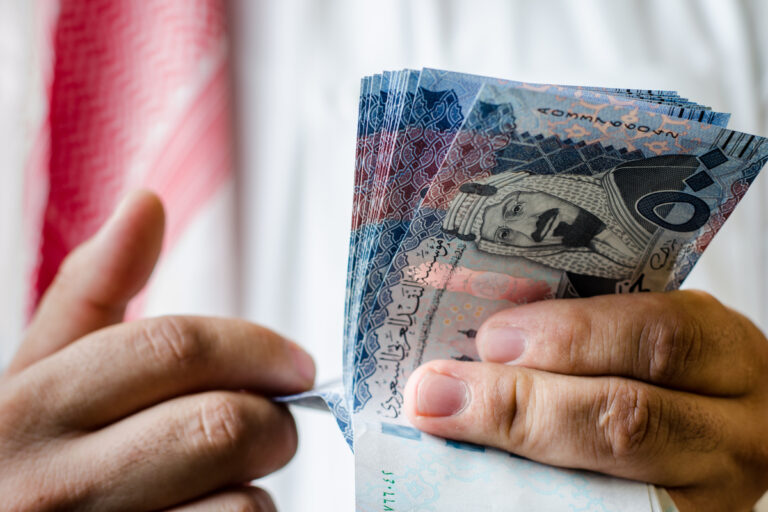 اذا صادف الراتب يوم السبت متى ينزل ومواعيد صرف الرواتب 