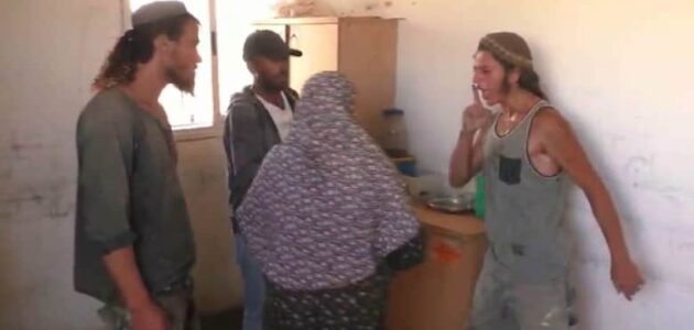 اعتداءات وتهديد بالسلاح.. شاهد مستوطنون في الضفة الغربية يجبرون الفلسطينيين على ترك منازلهم