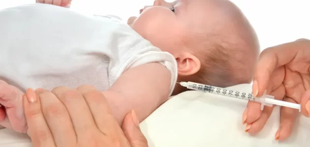 الاعراض المصاحبه لتطعيم الشهرين وأهميتها على صحة الطفل