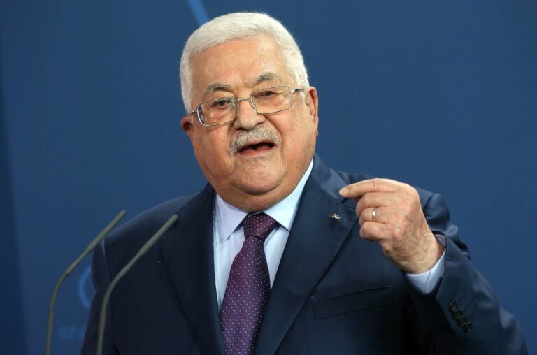 الرئيس الفلسطيني محمود عباس يربط عودة السلطة الفلسطينية لإدارة قطاع غزة بحل سياسي شامل للنزاع