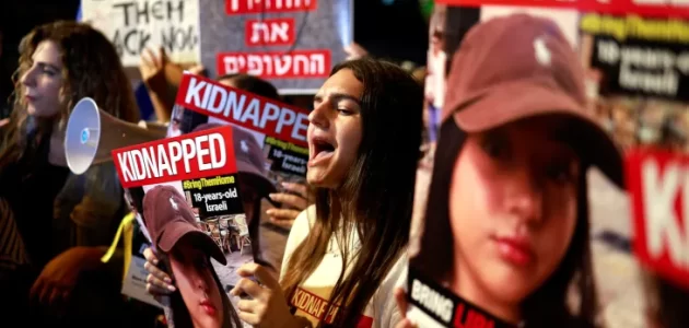 الكشف عن طريقة تسليم الأسرى الإسرائيليين وسر نقلهم إلى غرف مغلقة بعد اتفاق الهدنة مع حماس