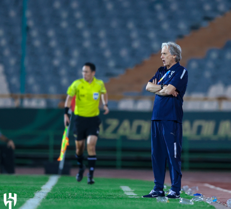 بالفيديو.. انزعاج مدرب الهلال من طريقة استقبال الهنود في المطار