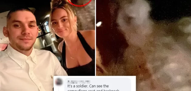 بريطانيان التقطا صورة بمطعم قديم.. وضيف مخيف ظهر خلفهما