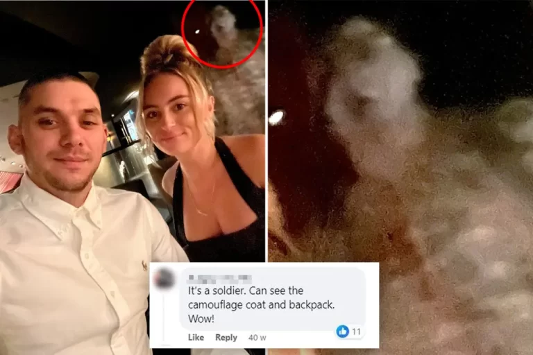 بريطانيان التقطا صورة بمطعم قديم.. وضيف مخيف ظهر خلفهما