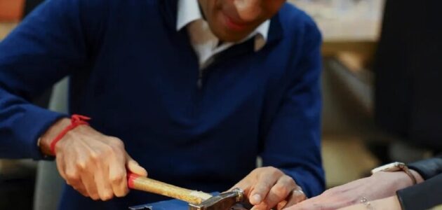 بسبب مطرقة.. شاهد رئيس وزراء بريطانيا يتعرض للسخرية