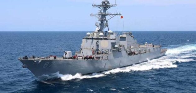 بصاروخين باليستيين.. الحوثيون يستهدفون مدمرة أميركية في خليج عدن