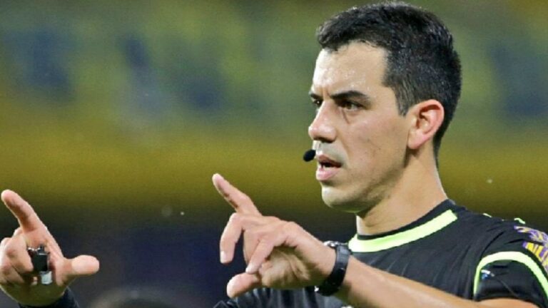 تعرف على حكم مباراة ضمك ضد الأهلي في الجولة الـ13 من دوري روشن السعودي