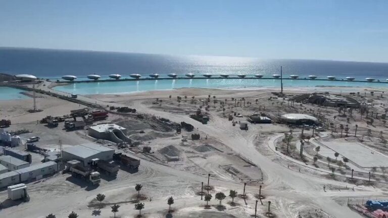 جزيرة شيبارة السياحية تستعد لاستقبال الزوار.. شاهد فيديو لآخر أعمال تركيب الفلل العائمة