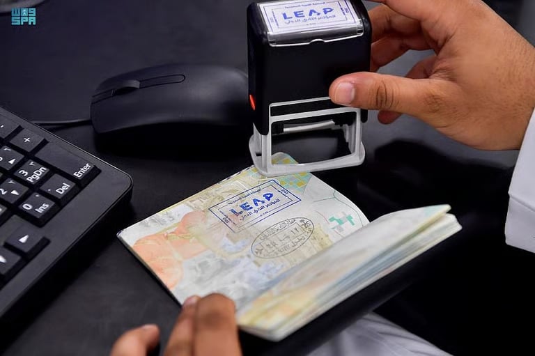 جوازات مطار أبها تضبط مسافرًا حاول دخول المملكة بوثيقة سفر مزورة