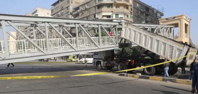 حادث غريب بمصر.. شاهد شاحنة تتسبب في سقوط جسر للمشاة