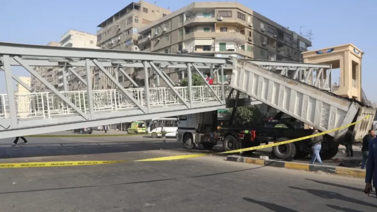 حادث غريب بمصر.. شاهد شاحنة تتسبب في سقوط جسر للمشاة
